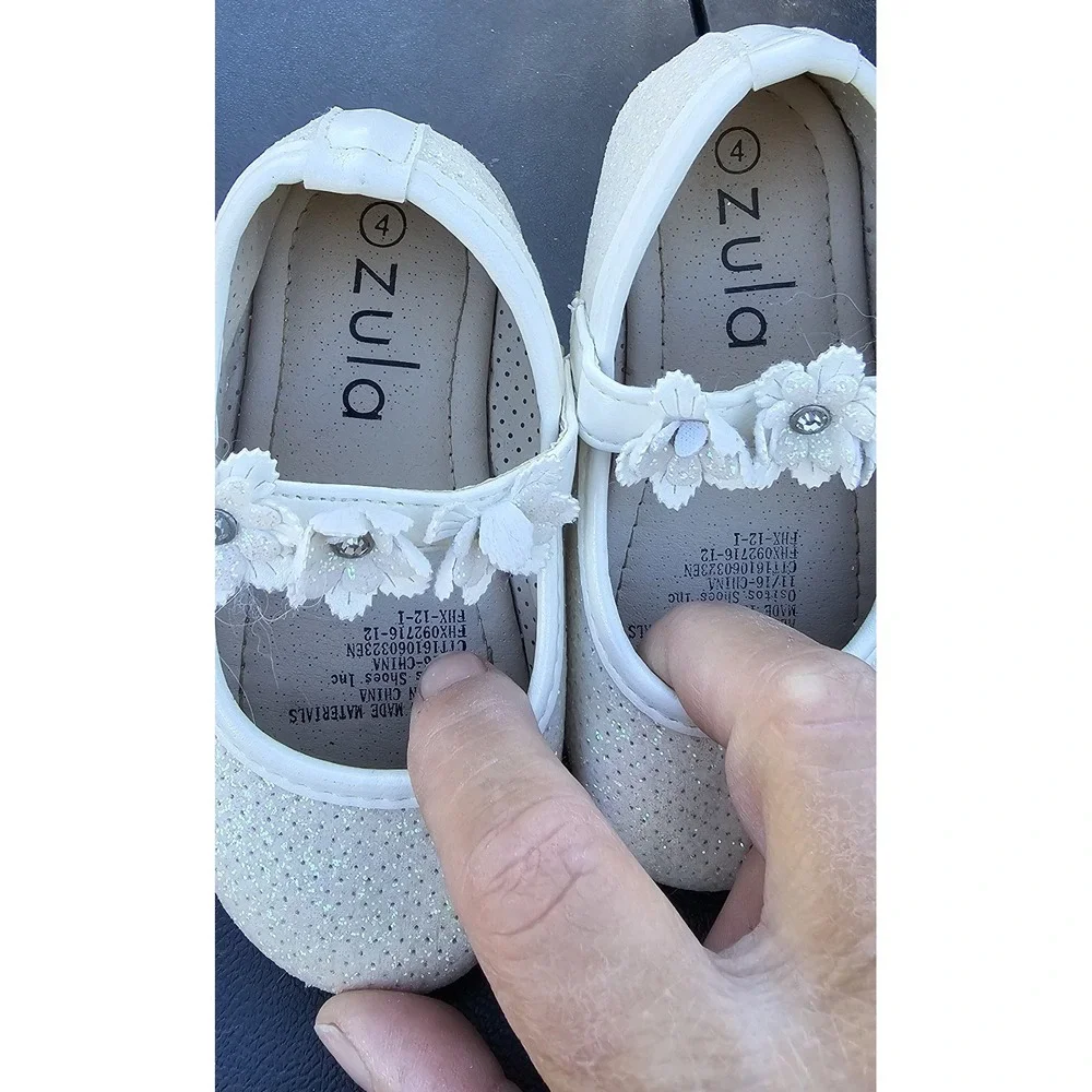 Zula Toddler Girl's Off-White Mary Janes embellished w/Flowers/Faux Stone SZ 4